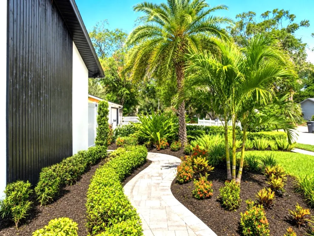 906 SAMY DRIVE Tampa, FL 33613