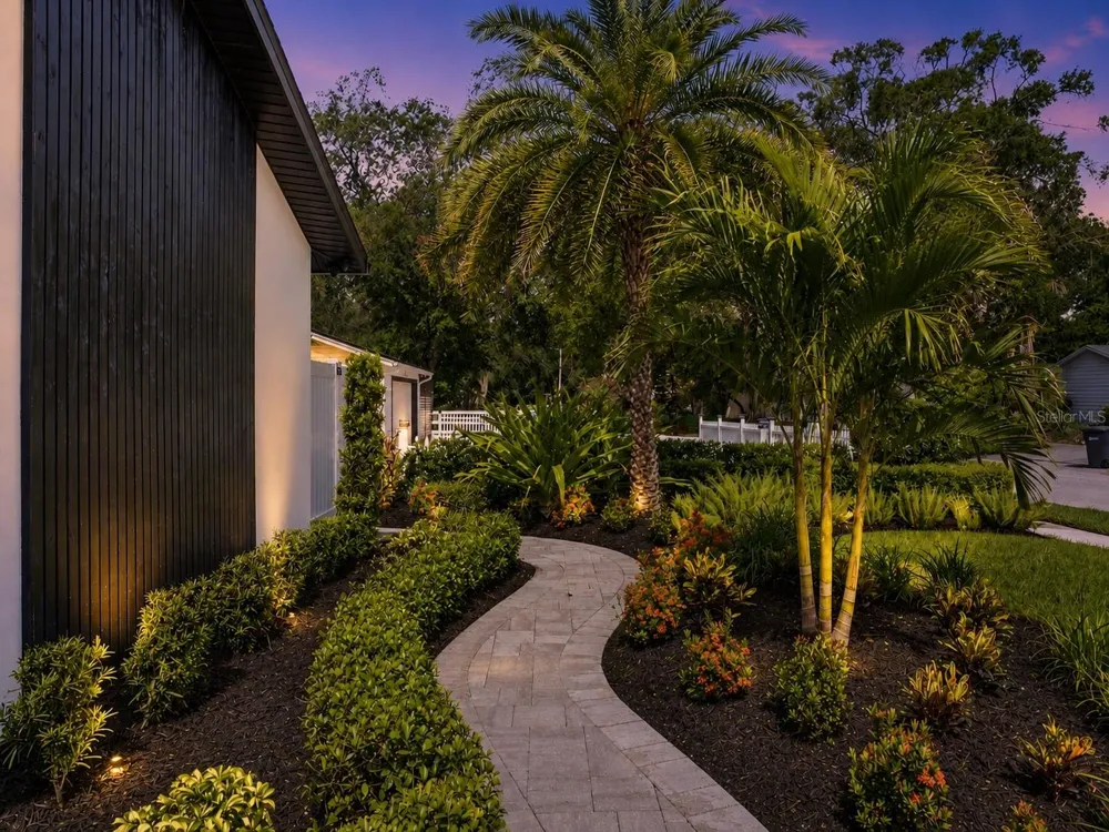 906 SAMY DRIVE Tampa, FL 33613
