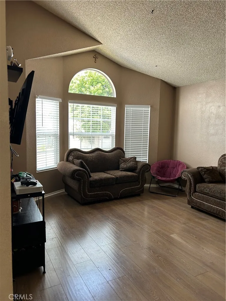 19842 Emerald Creek Canyon Country, CA 91351