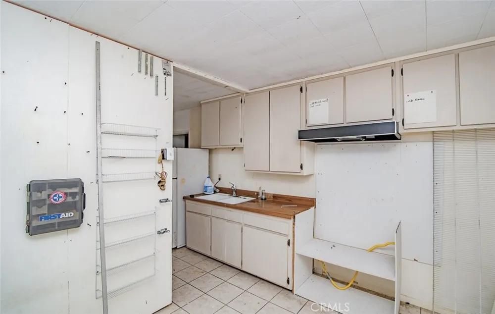 4427 W 166th Lawndale, CA 90260