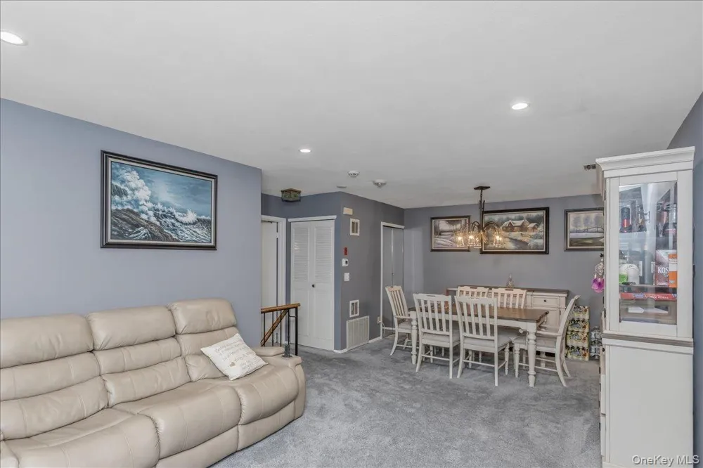 62 Cambridge Drive W Copiague, NY 11726