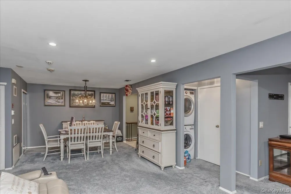 62 Cambridge Drive W Copiague, NY 11726