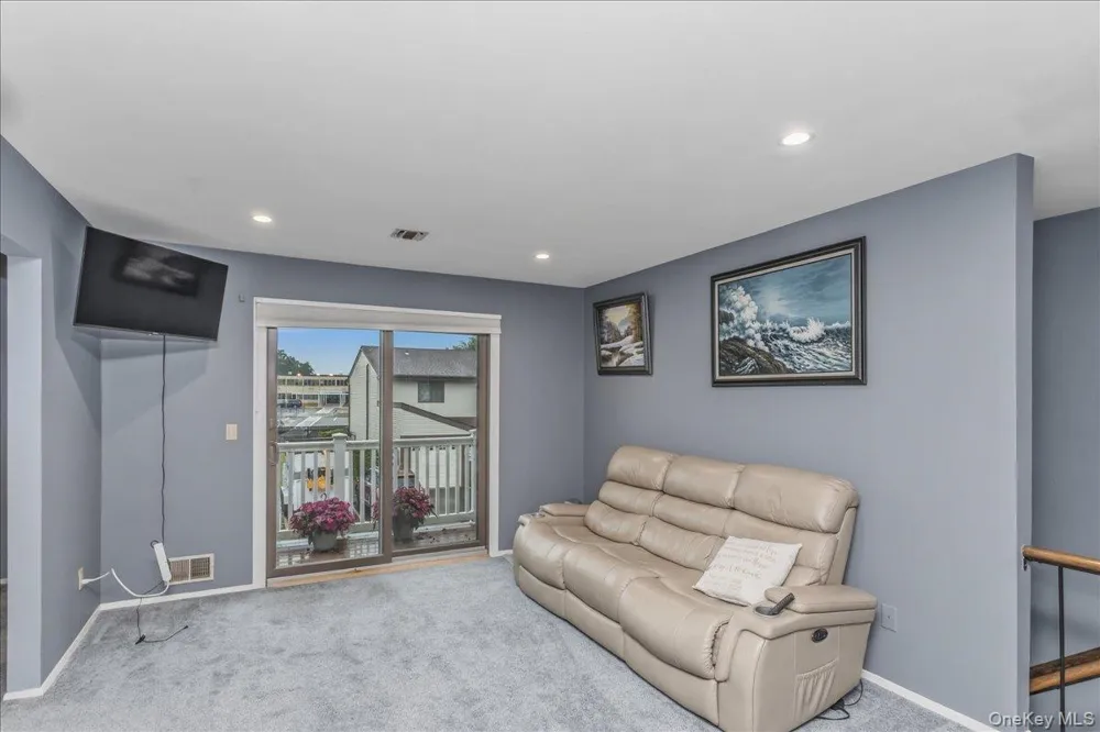 62 Cambridge Drive W Copiague, NY 11726