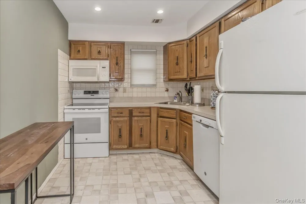 62 Cambridge Drive W Copiague, NY 11726