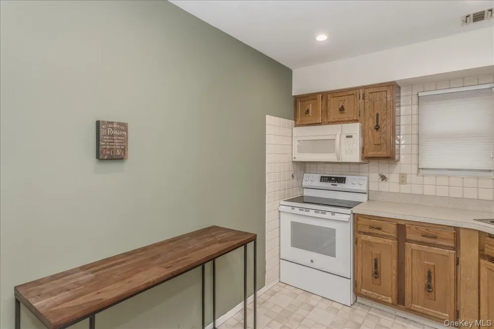 62 Cambridge Drive W Copiague, NY 11726