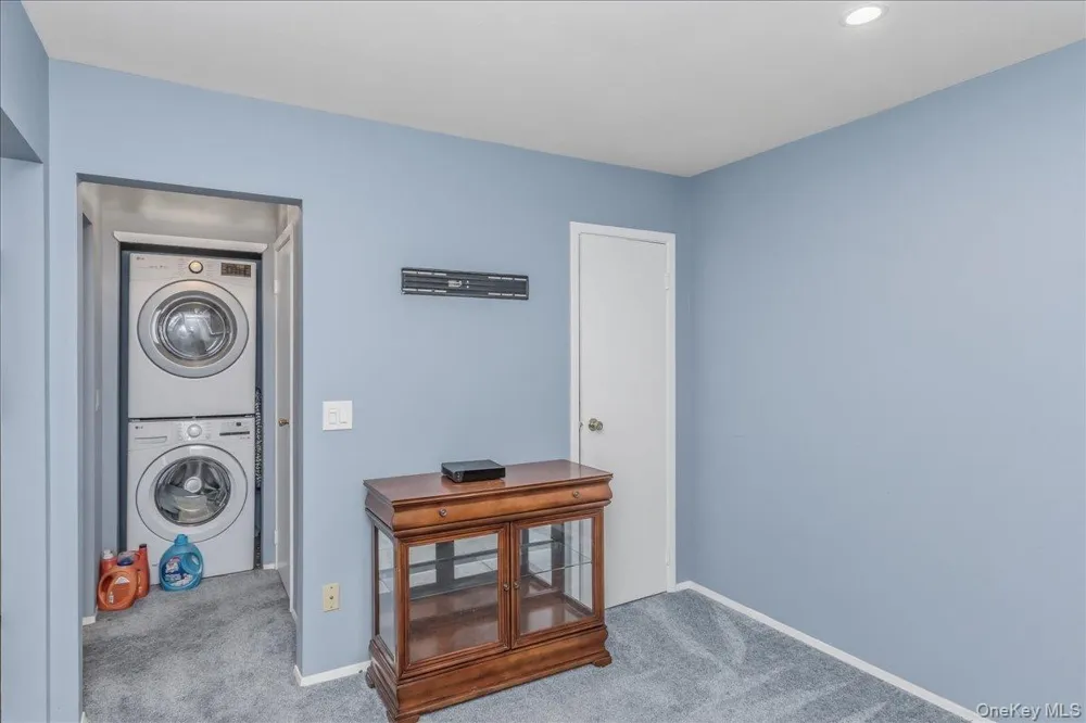 62 Cambridge Drive W Copiague, NY 11726
