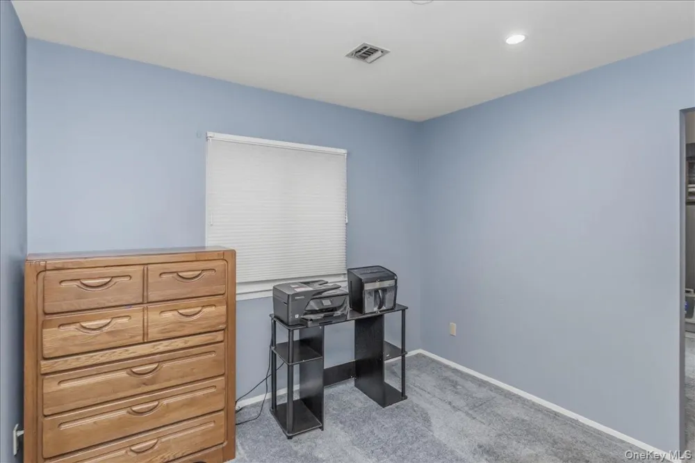 62 Cambridge Drive W Copiague, NY 11726
