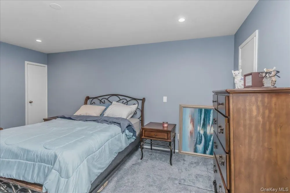 62 Cambridge Drive W Copiague, NY 11726