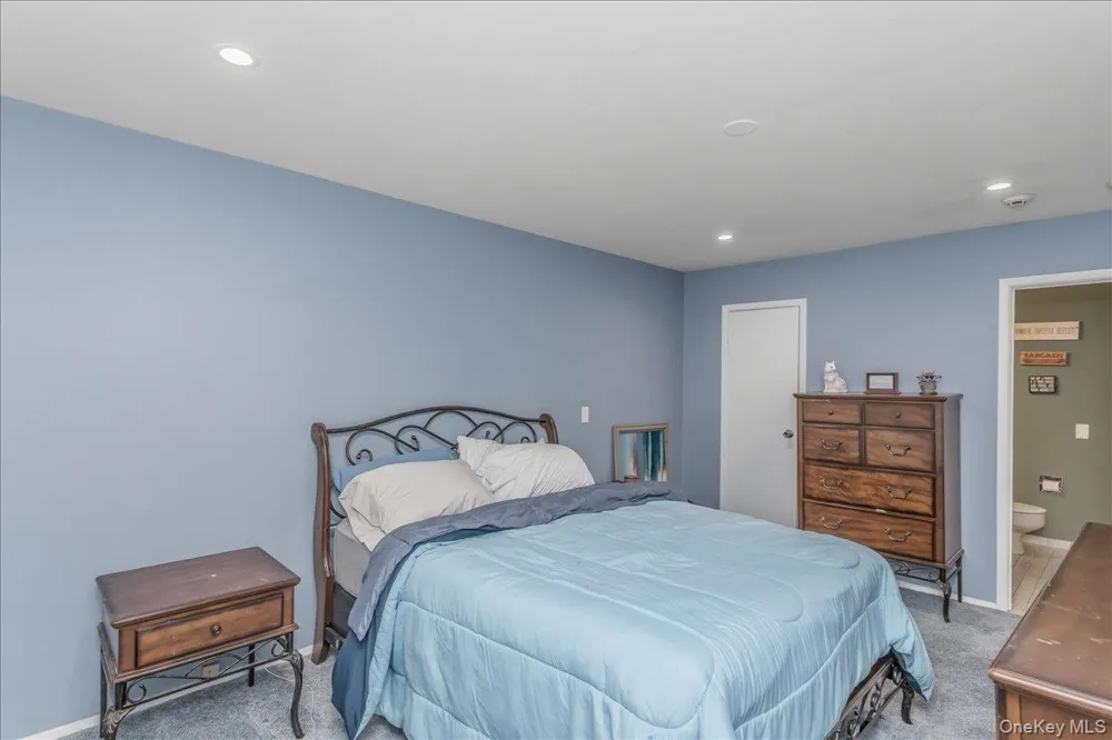 62 Cambridge Drive W Copiague, NY 11726