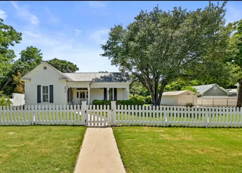 410 E Schubert Street