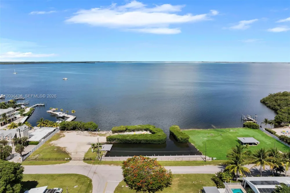 54 Tarpon Ave Key Largo, FL 33037