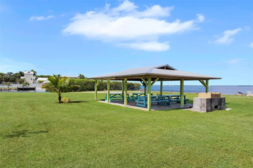 54 Tarpon Ave Key Largo, FL 33037