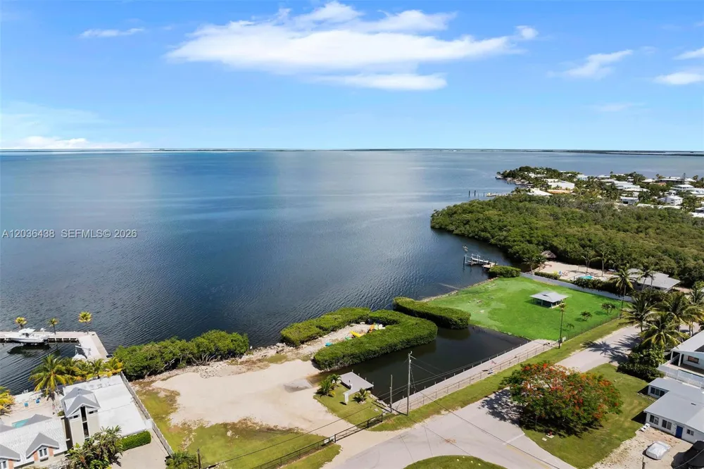 54 Tarpon Ave Key Largo, FL 33037