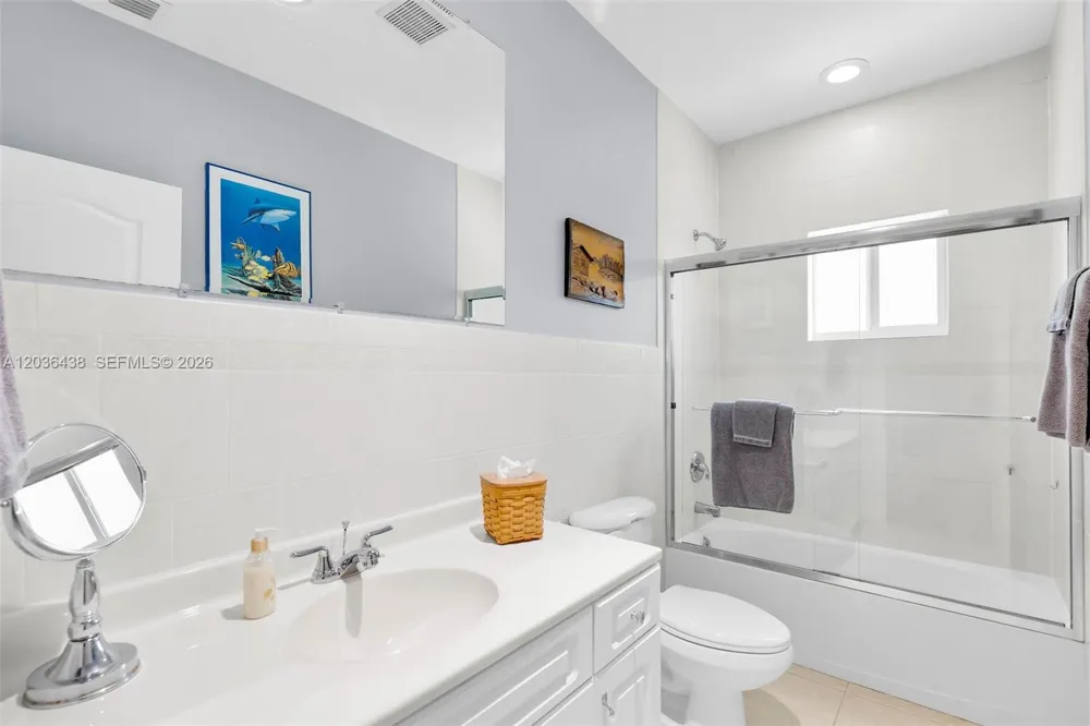 54 Tarpon Ave Key Largo, FL 33037