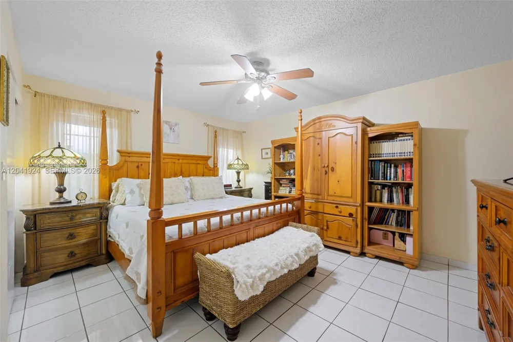 906 SW 8th Ave Hallandale Beach, FL 33009