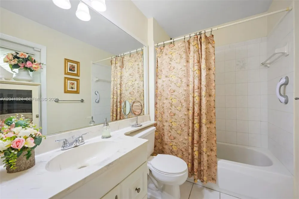 906 SW 8th Ave Hallandale Beach, FL 33009