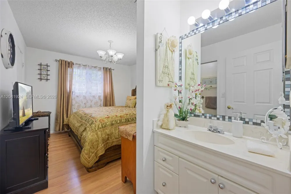 906 SW 8th Ave Hallandale Beach, FL 33009