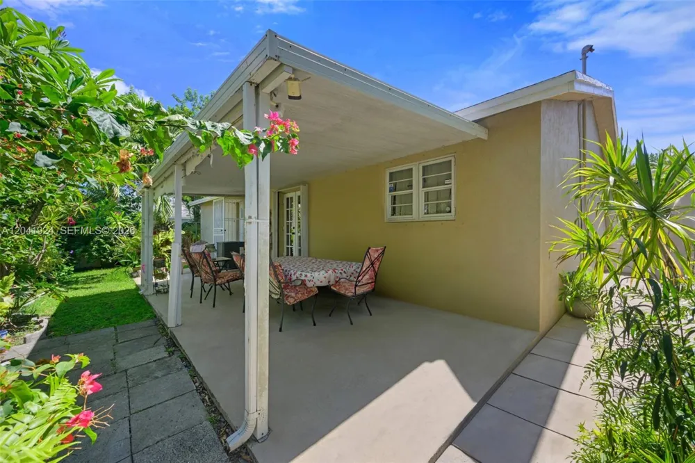 906 SW 8th Ave Hallandale Beach, FL 33009