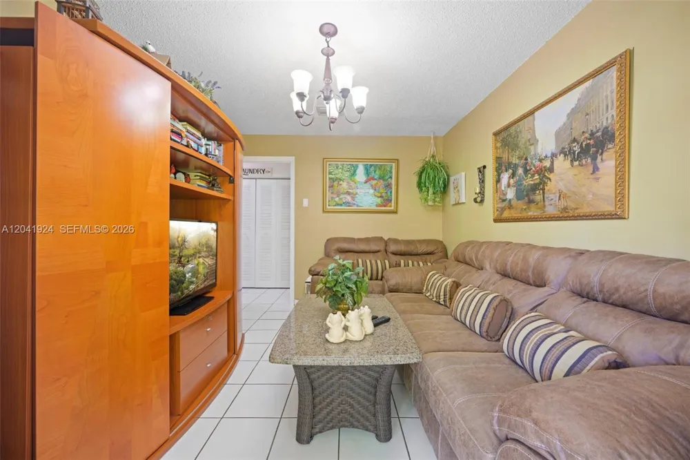 906 SW 8th Ave Hallandale Beach, FL 33009