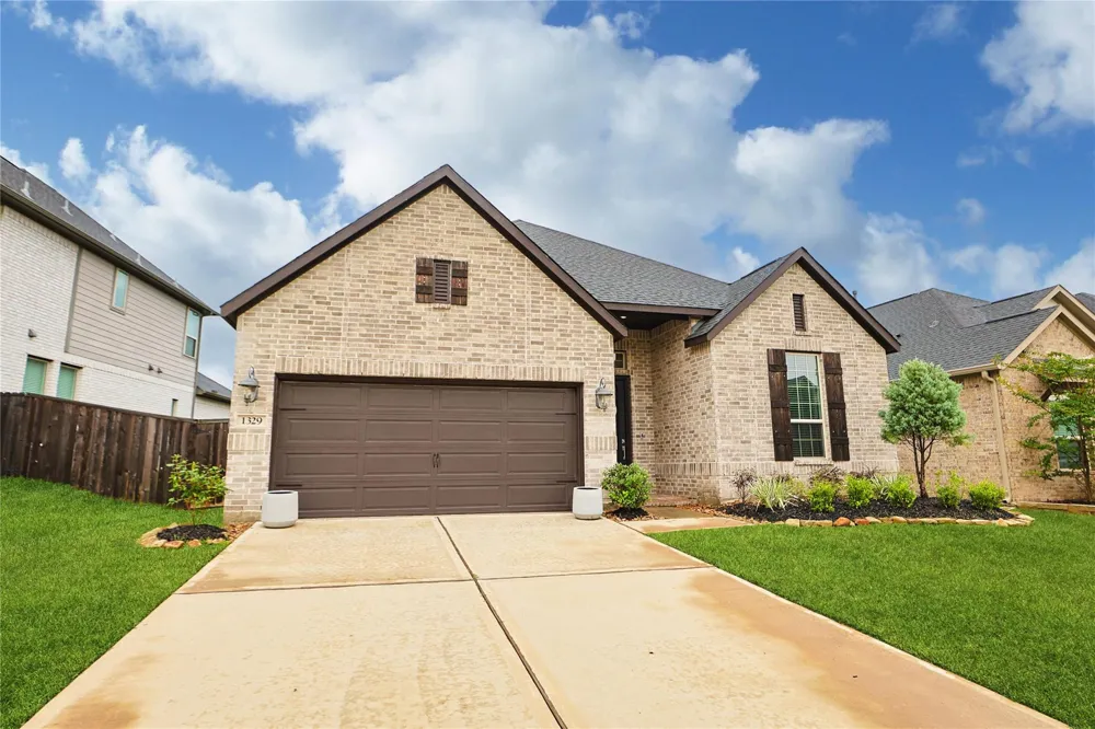 1329 Knollbridge Point Lane Pinehurst, TX 77362