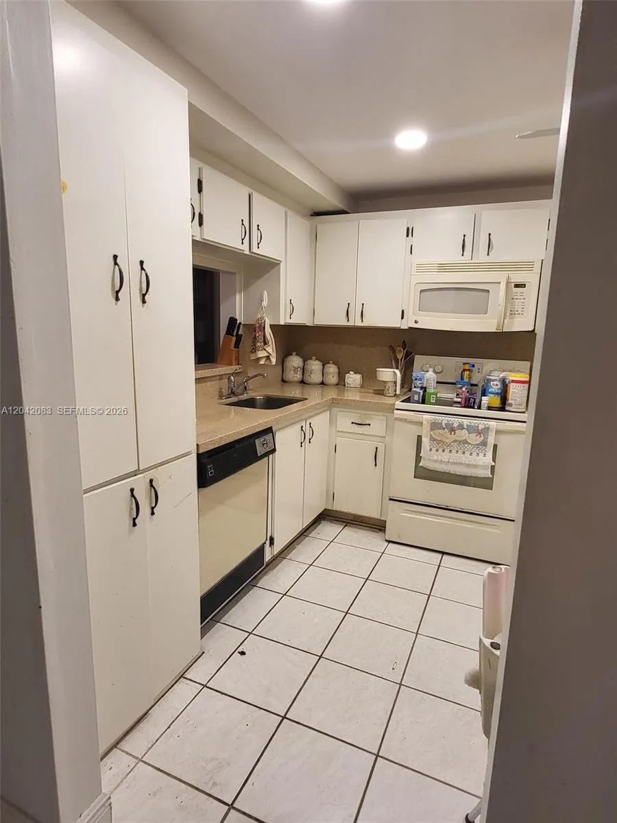 900 Colony Point Cir #107 Pembroke Pines, FL 33026