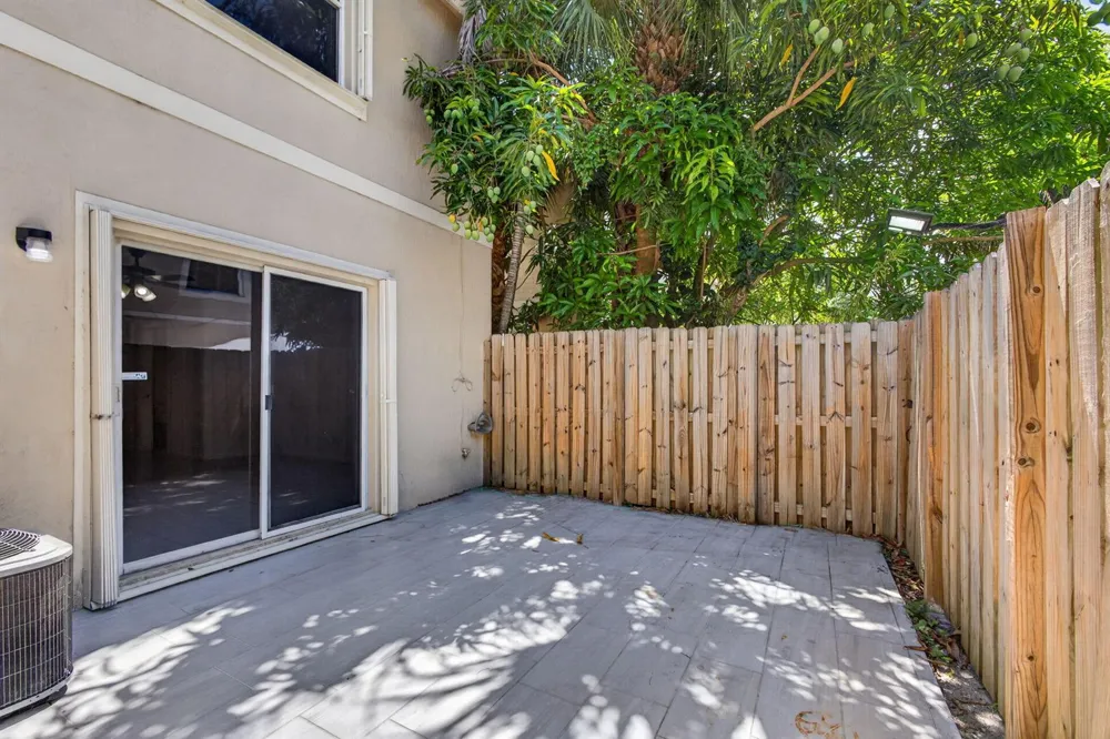 946 Summit Lake Drive West Palm Beach, FL 33406