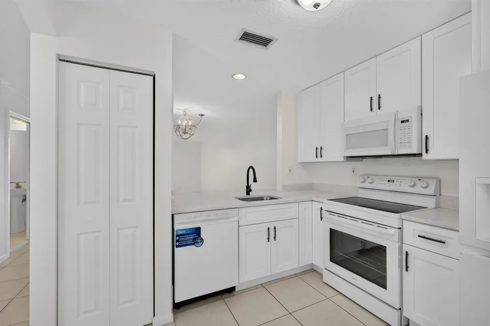 946 Summit Lake Drive West Palm Beach, FL 33406
