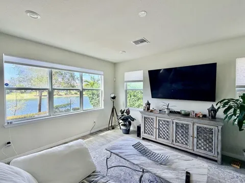 4924 Greenway Drive