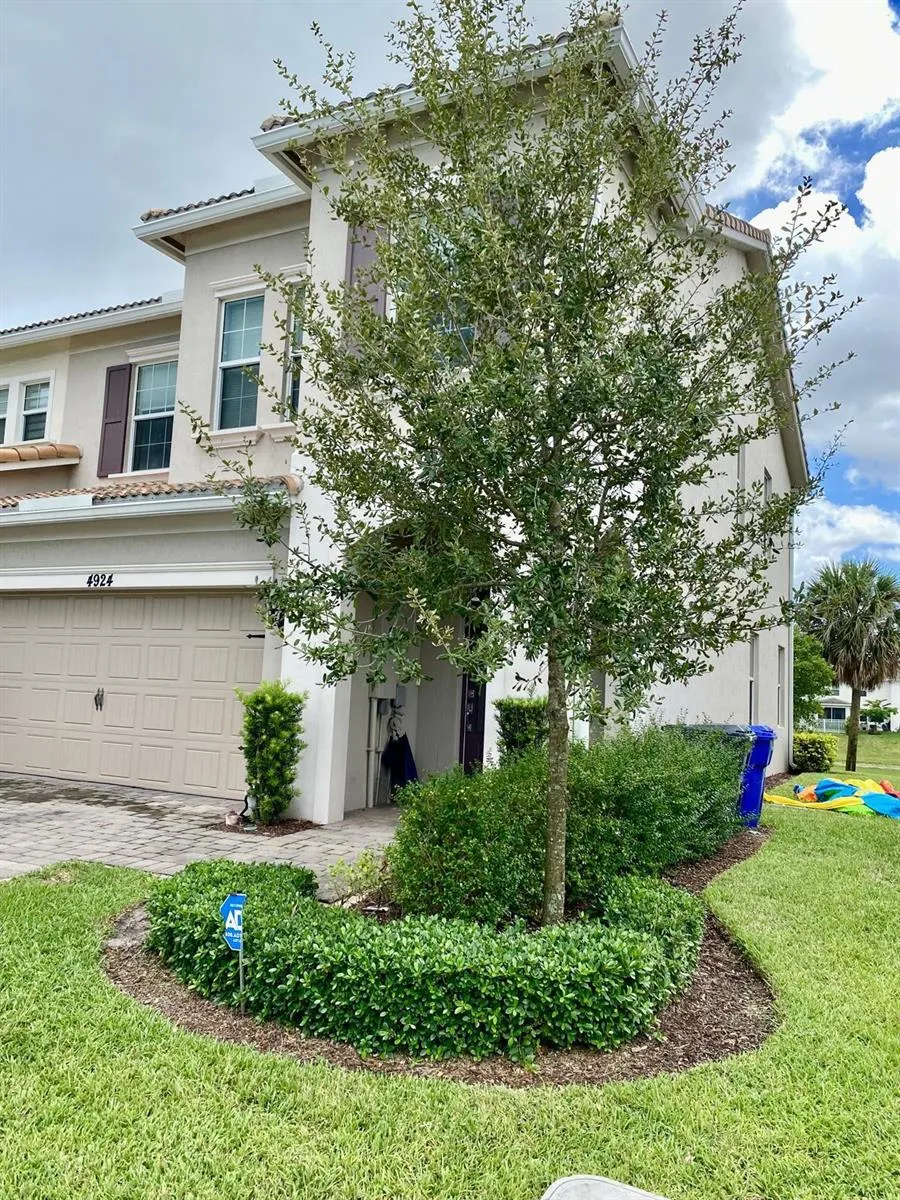 4924 Greenway Drive Hollywood, FL 33021