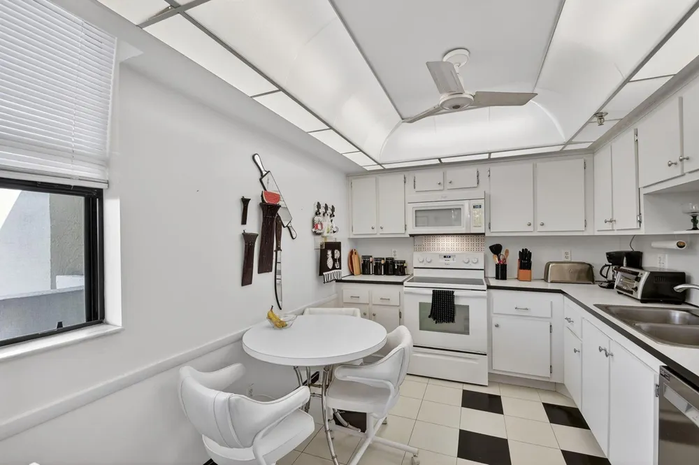 8200 Lakeshore Drive #507 Hypoluxo, FL 33462