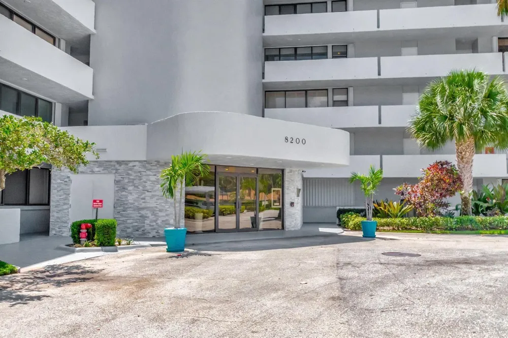 8200 Lakeshore Drive #507 Hypoluxo, FL 33462