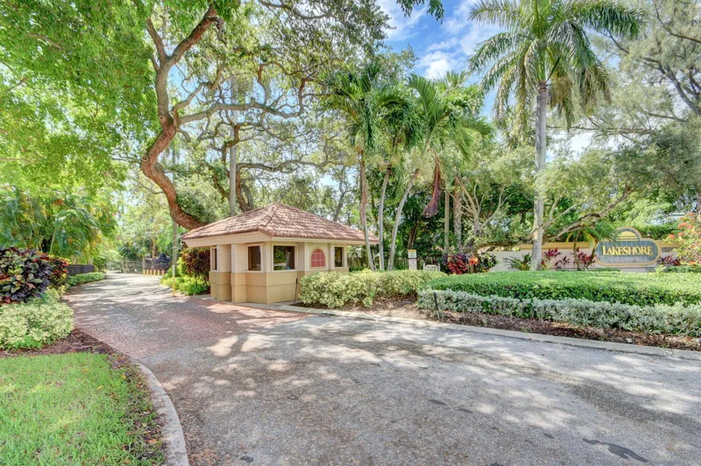 8200 Lakeshore Drive #507 Hypoluxo, FL 33462