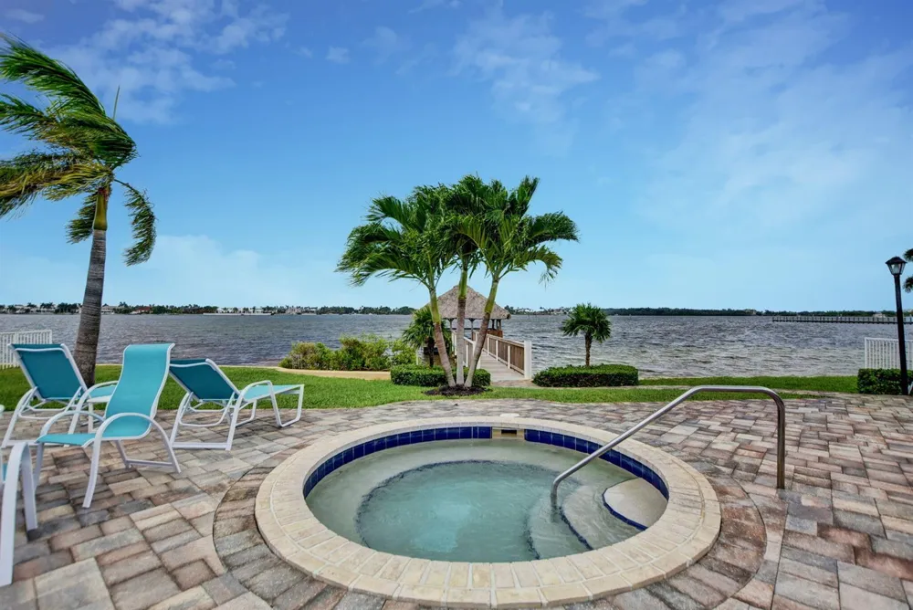 8200 Lakeshore Drive #507 Hypoluxo, FL 33462