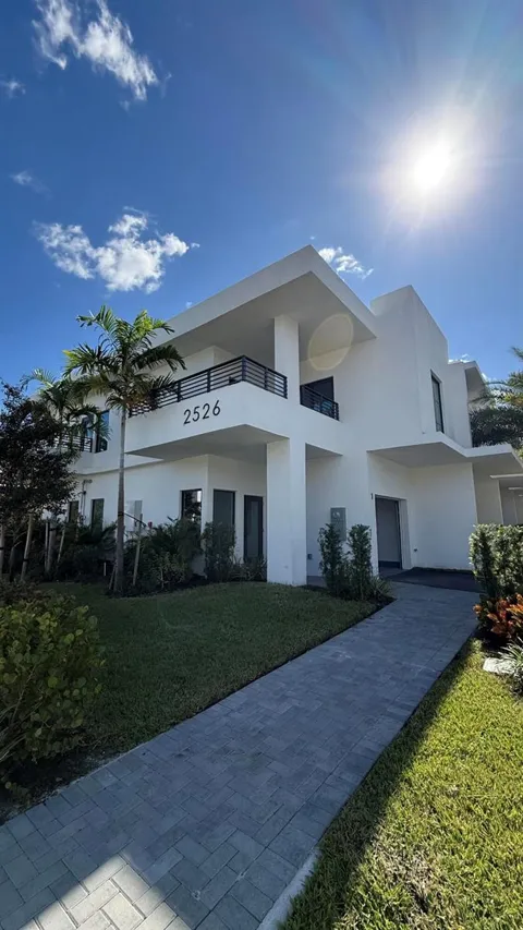 2526 Pierce Street #4