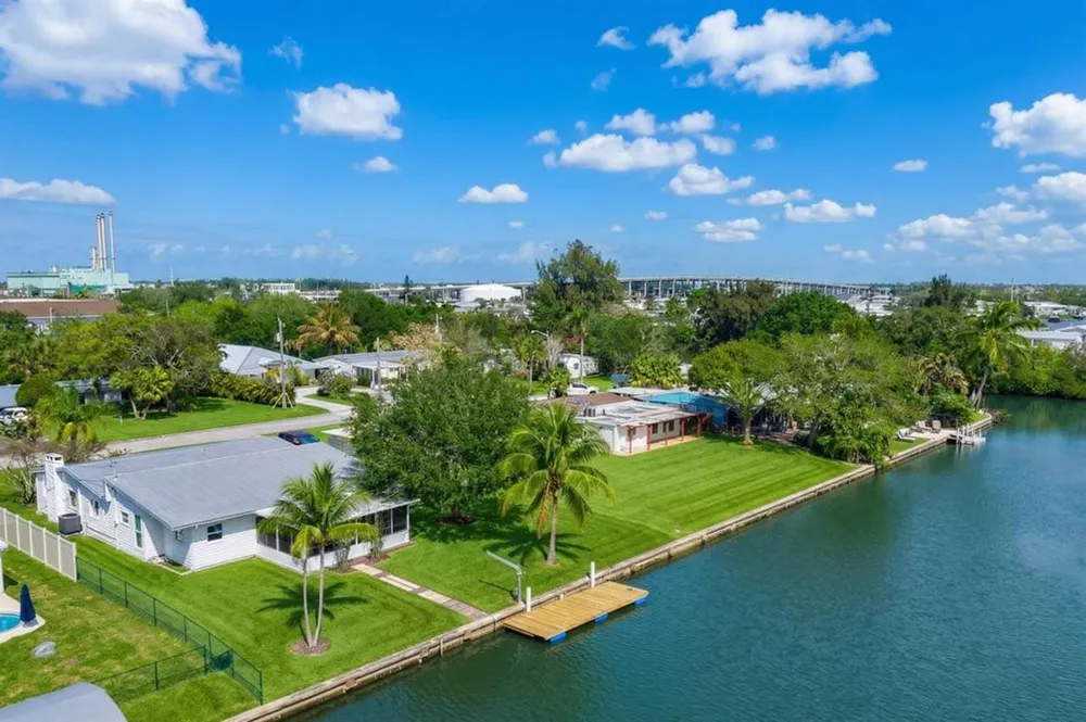 241 14th Place Vero Beach, FL 32960