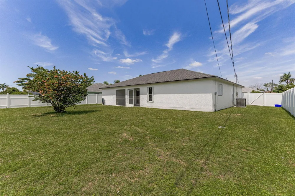 610 SE 21st Lane Cape Coral, FL 33990