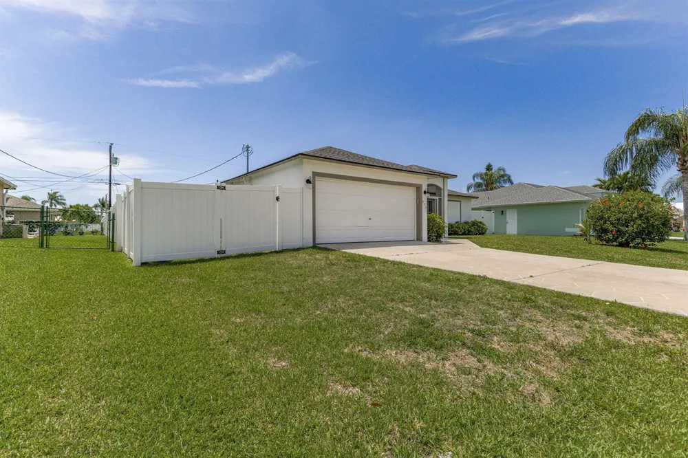 610 SE 21st Lane Cape Coral, FL 33990
