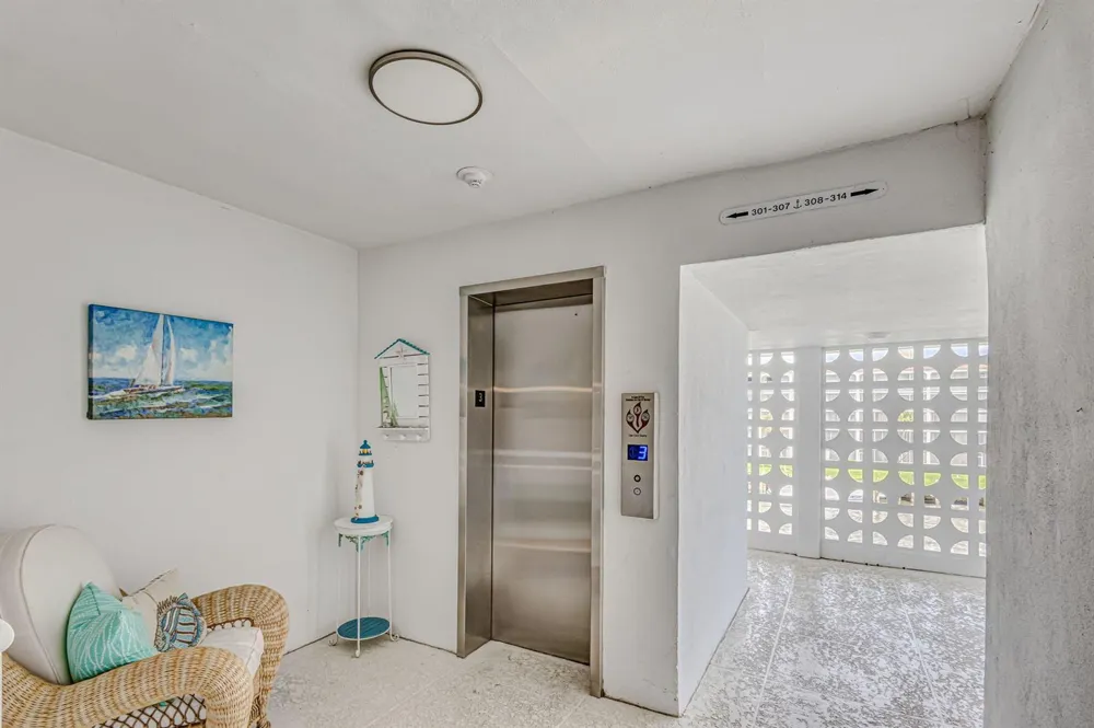 100 Shore Court #304 North Palm Beach, FL 33408