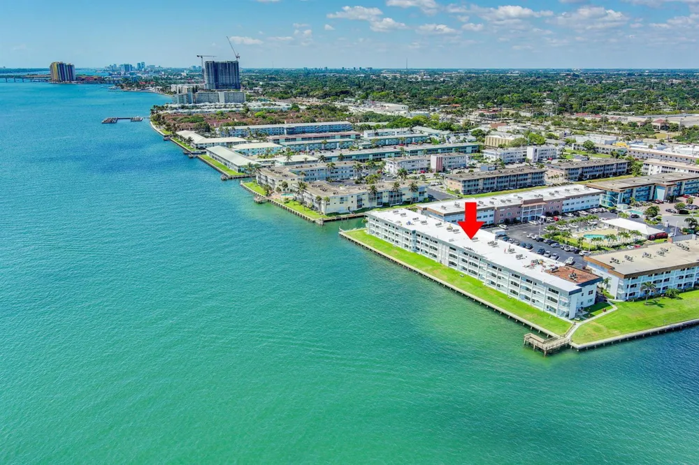 100 Shore Court #210 North Palm Beach, FL 33408