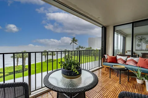 124 Lakeshore Drive #4280