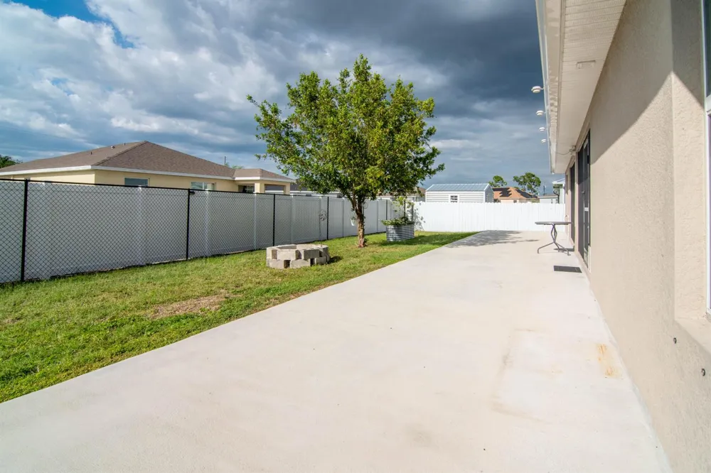 1513 NE 43rd Terrace Cape Coral, FL 33909