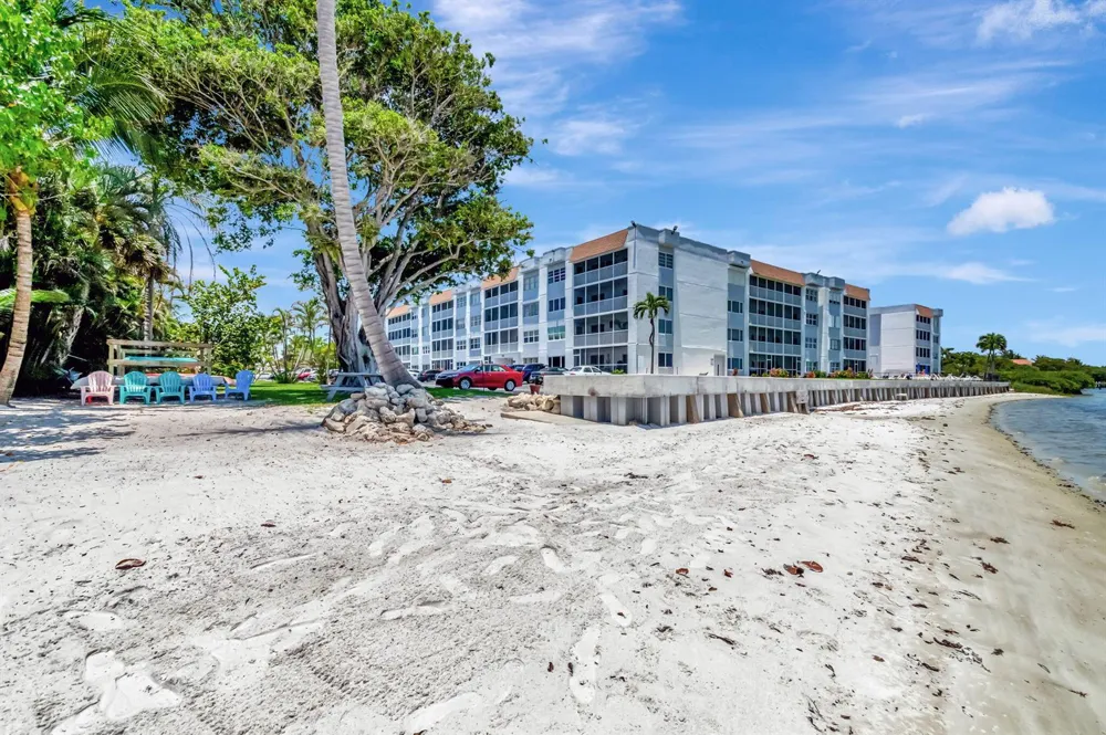 1502 S Lakeside Drive #214 