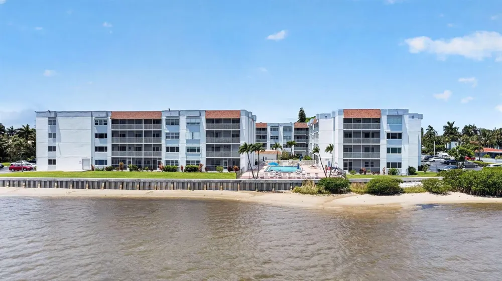 1502 S Lakeside Drive #214 