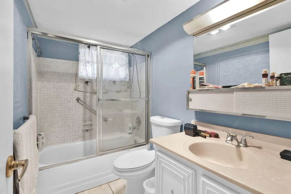 711 Lori Drive #204 Palm Springs, FL 33461
