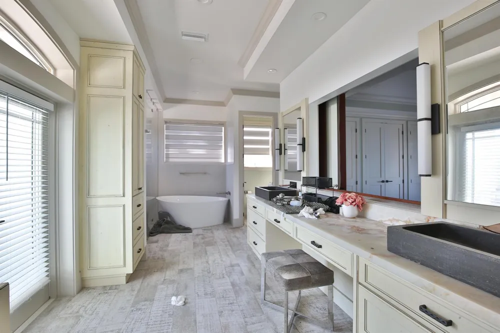 7816 Sanderling Road Sarasota, FL 34242