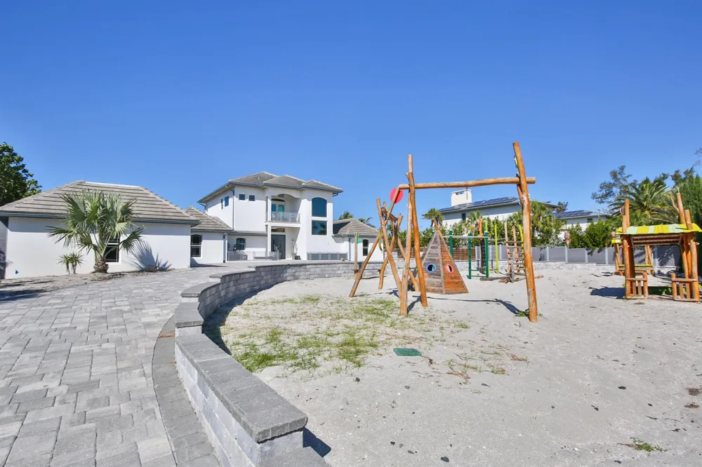 7816 Sanderling Road Sarasota, FL 34242