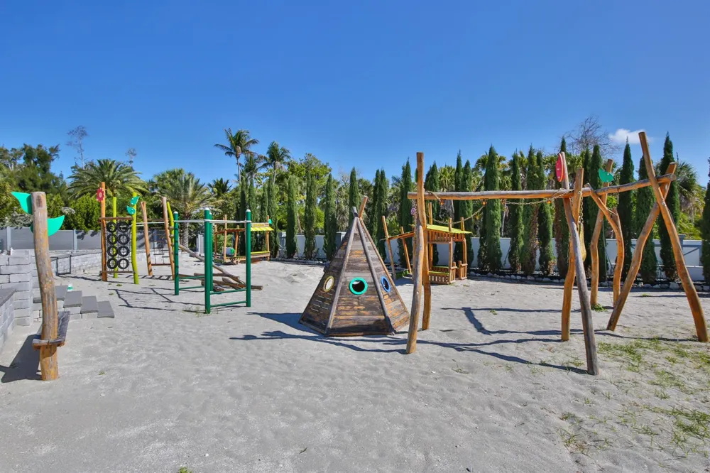 7816 Sanderling Road Sarasota, FL 34242