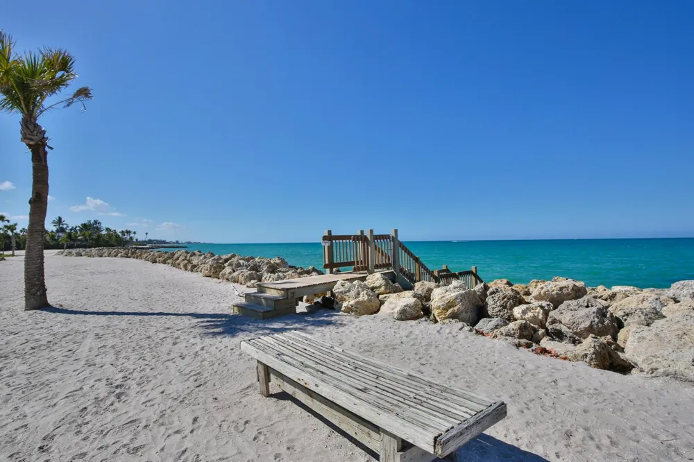 7816 Sanderling Road Sarasota, FL 34242
