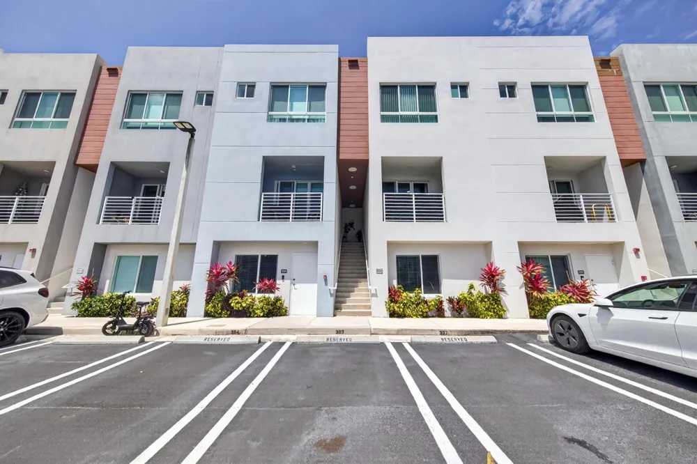 2535 NE 193rd Street #3203 Miami, FL 33180