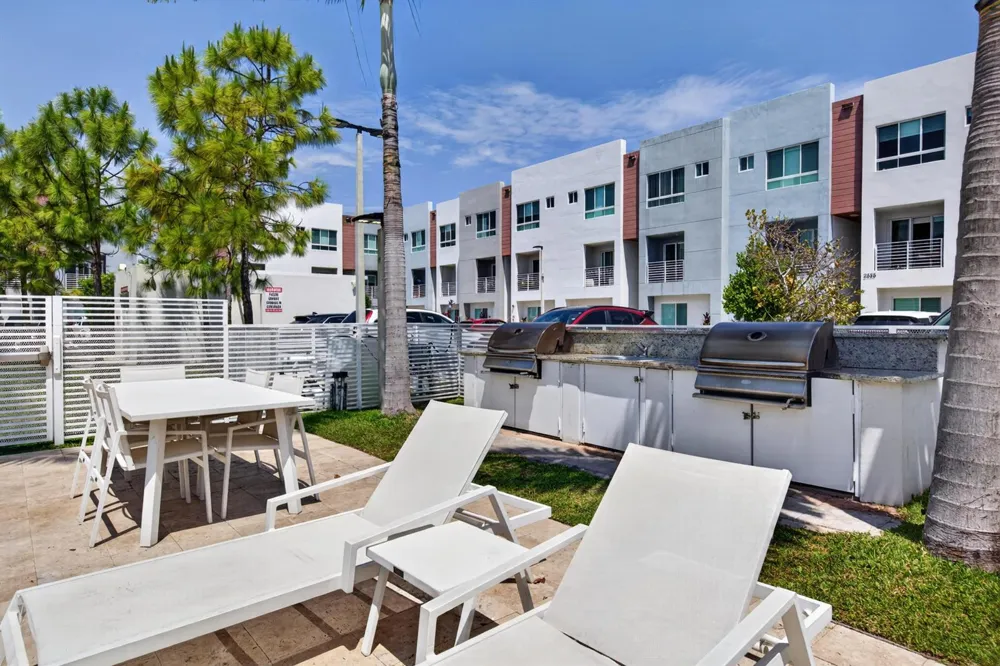 2535 NE 193rd Street #3203 Miami, FL 33180